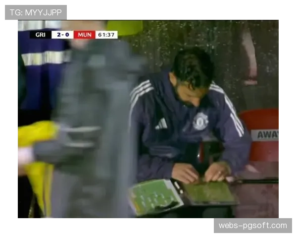 特写镜头：斯特林主罚点球前，数据分析板在教练席被快速翻阅